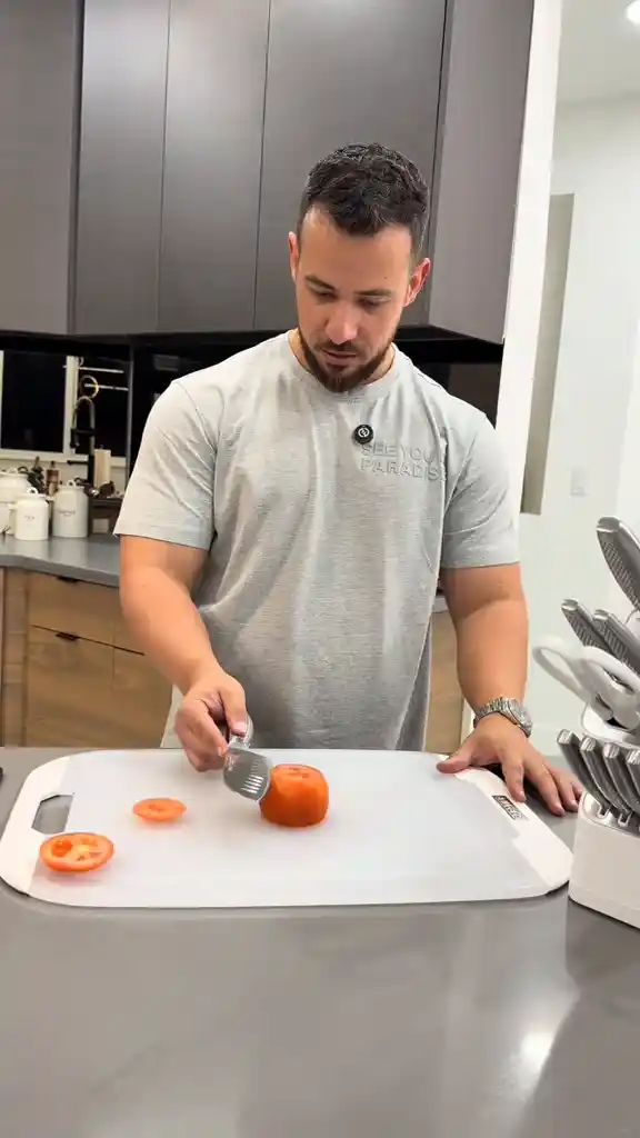 SharpEdge™ – Zestaw noży z wbudowaną ostrzałką w stojaku